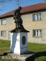 Socha sv. Jana Nepomuckého na dolním konci obce